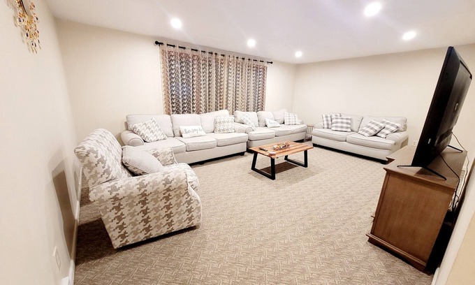 Cheektowaga Maison | Spacious Home near Buffalo/Bills/Airport/Niagara Falls/Orchard Park Pet friendly