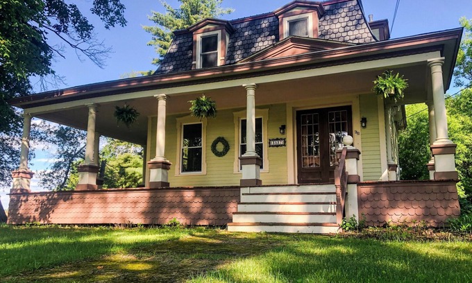 Madrid Maison | Spacious home, perfect location close to universities and the St Lawrence River