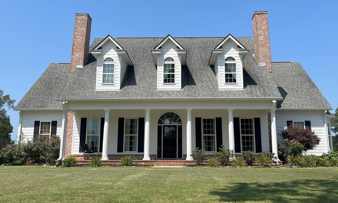 Independence Maison | Spacious home situated on large family farm - equal distance to Memphis & Oxford