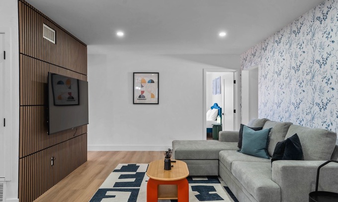 Oak Park Maison | Spacious Home w/Hot Tub & Games 11 Min from Downtown