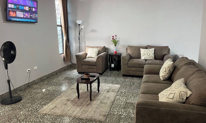 San Salvador Maison | Spacious Home W Private Parking