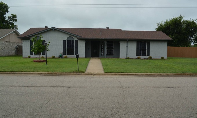 Forest Hill Maison | Spacious Home w/Yard · 15 Min to Fort Worth Fun
