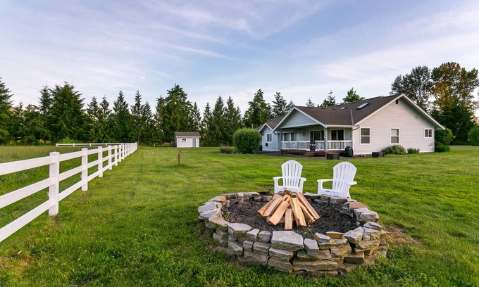 Bellingham Maison | Spacious Home with Pond and Seasonal Mtn View 12 min to Bellingham