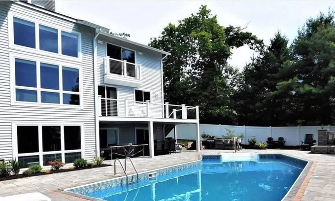 Haversham Maison | Spacious home with Pool & Hot Tub- Close to beaches