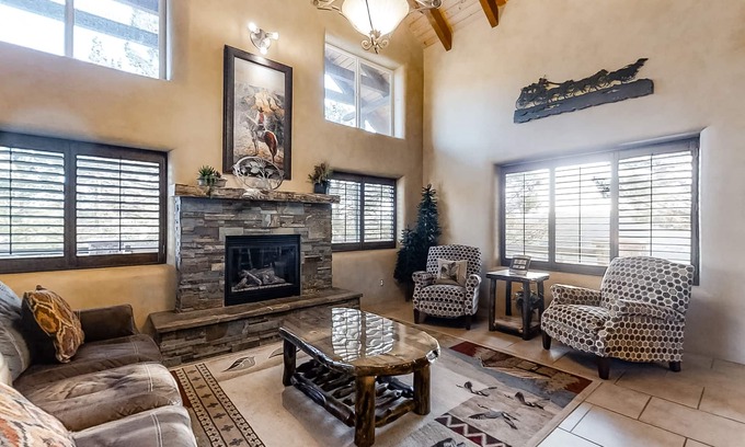 Leeds Maison | Maison spacieuse avec piscine privée, bain à remous et foyer - près du parc national de Zion