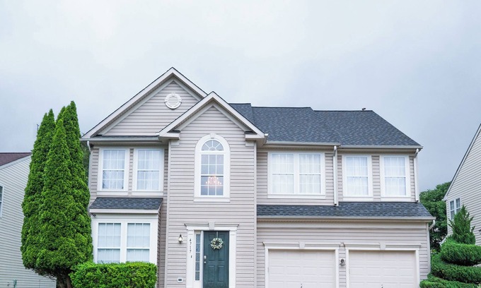 Owings Mills Cabine | Spacious Home with 4BR, 2.5 Bath for 8-10PPLE, with WiFi and free parking