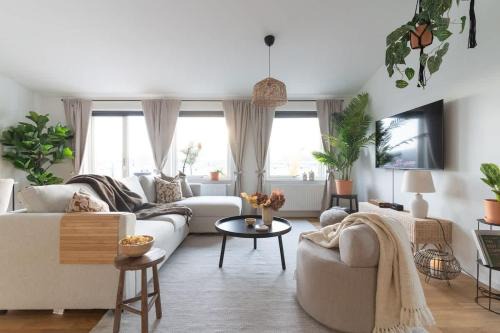Bastad Maison | Spacious Home with Workspace and Cozy Balcony