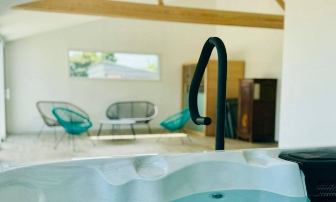 La Roche-sur-Yon Cottage | Maison spacieuse avec spa et sauna, proche centre-ville, plages et sites touristiques de Vendée