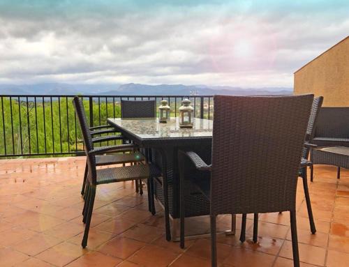 Cretas Maison | Spacious House in Cretas with Mountain View