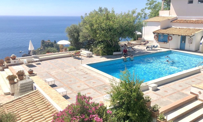 Mazzaro Station Balnéaire | Grande terrasse avec vue sur la mer, 2 chambres, une connexion Wi-Fi et une piscine