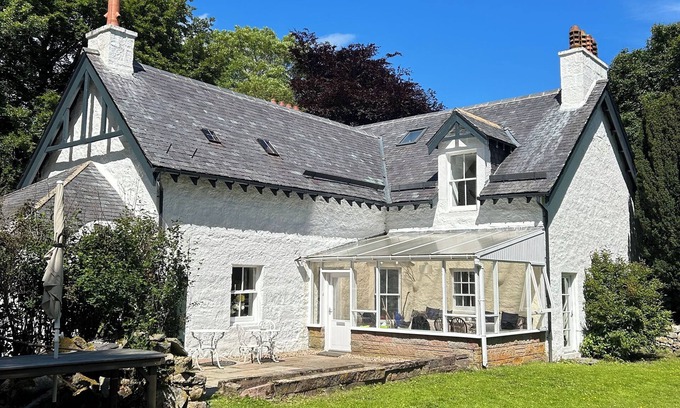 Strathdon Maison | Spacious House in the Cairngorm National Park. Walking /Cycling /Skiing/Castles
