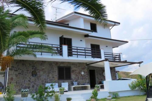 Brancaleone Marina Maison | Spacious house with jacuzzi in Brancaleone Marina