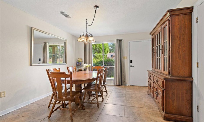 Zachary Maison | Spacious House w/ Jacuzzi Tub