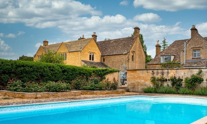 Broadway Maison | Spacious House with heated pool and gym sleeping up to 14
