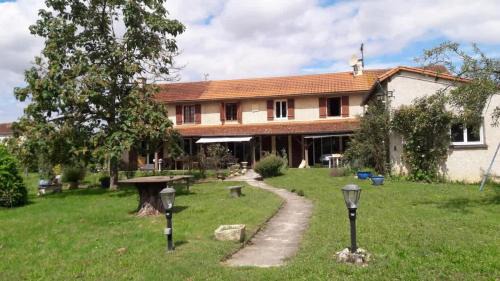 Salles-en-Toulon Maison | Spacious house with large garden in Valdivienne