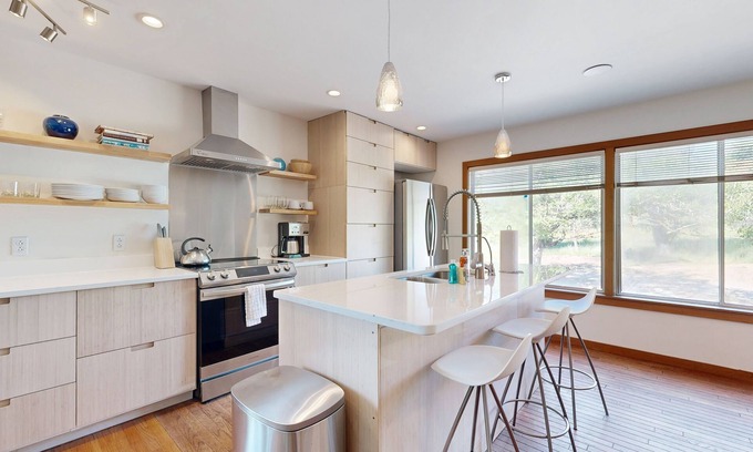 Cushing Maison | Spacious House with Modern Comforts and Nature's Playground Await