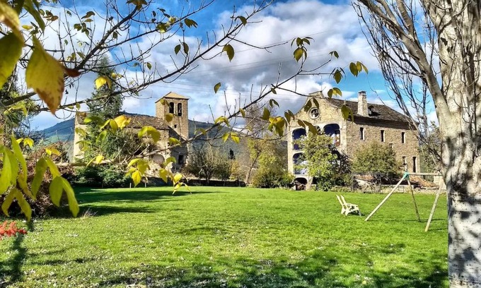 Albella Maison | Spacious house with mountain view in Albella, fireplace.
