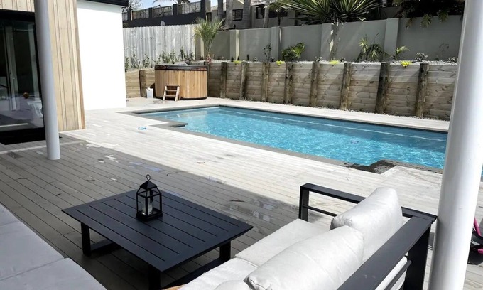 Waihi Beach Maison | Spacious house with pool, hot tub and pool table