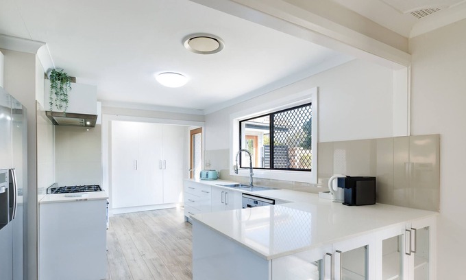 Wyongah Maison | Spacious House with Pool - 5 min walk to Lake