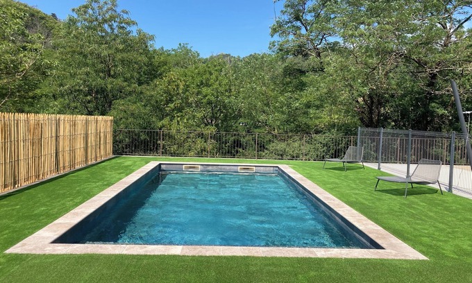 Meyras Maison | Maison spacieuse avec piscine privée en bord de rivière .