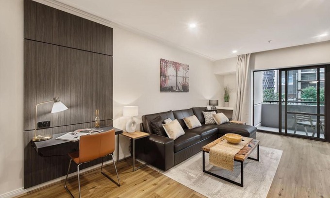 Chinatown Appartement | Spacious Inner-city Stay with King Bed and Balcony