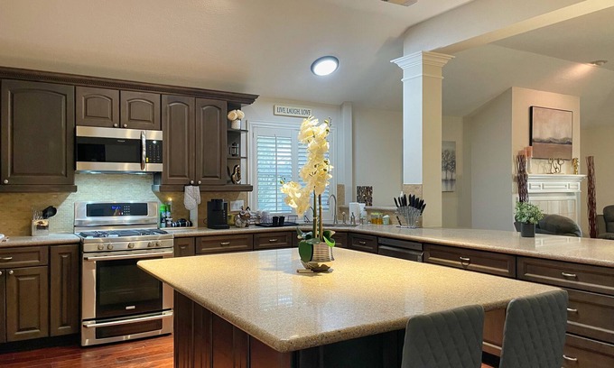 Katy Maison | Spacious Katy near Houston IH-10 70inTV 3 Desks Work Business Sleeps 16 Hwy99