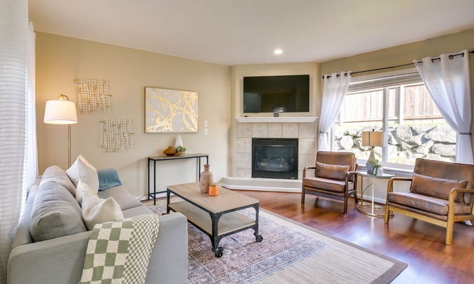 Kent Maison | Spacious Kent Vacation Rental w/ Deck Near Lakes!