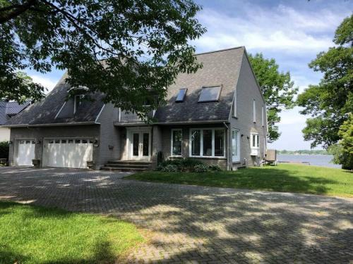 Venise-en-Quebec Villa | Spacious Lakefront Champlain lake with SPA