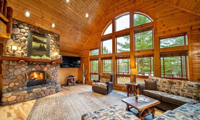 Tomahawk Maison | Spacious Lakefront Lodge, Kayaks/Canoes Included! Pet Friendly!
