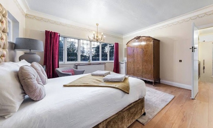 Cranbrook Maison | Spacious large house with private parking, perfect for families or groups.