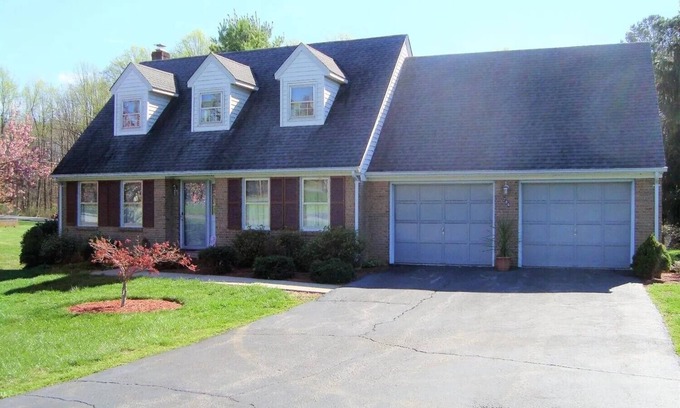 Lynchburg Maison | Spacious living 3+ bedrooms and huge back yard. 2-car garage & basement