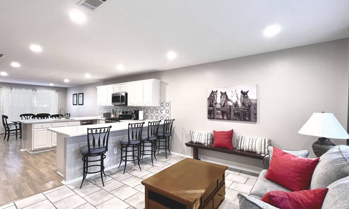 Lewisville Maison | Spacious Living, BBQ, Minutes to DFW Airport, Sleep 16