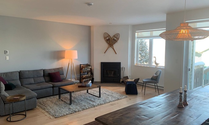 Owl's Head Ski Resort Maison | Spacious living on the Owl's Head mountain