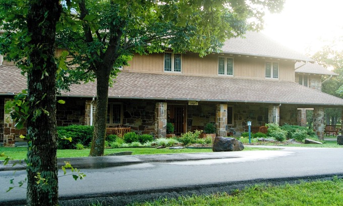 Tulsa Cabine | Spacious lodge with 18 bedrooms, large living area with pool table and more!
