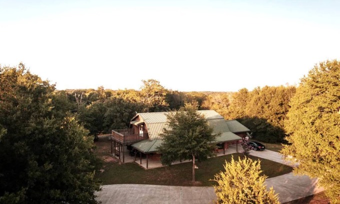 Teague Cabine | Spacious log cabin for country getaway