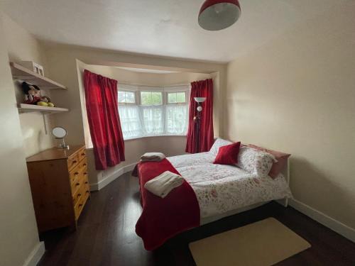 Loxford Appartement | Spacious London House with Parking