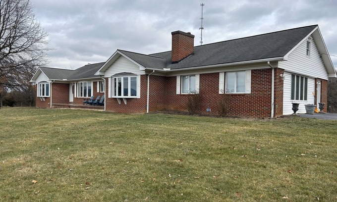 Harrisonburg Appartement | Spacious lower level of brick ranch home. Close to city, in quiet location