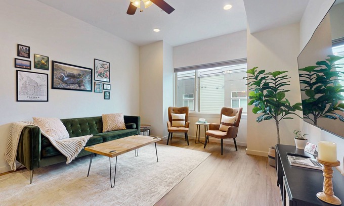 Hilltop Maison | Charming Condo with Stunning Rooftop Views of Mt. Rainier
