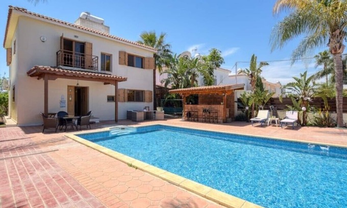 Pernera Villa | Villa spacieuse et luxueuse de 3 chambres, grande piscine, grand terrain pouvant accueillir 6 personnes