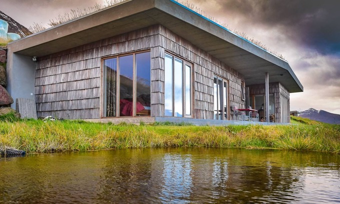 Hauganes Maison | Maison spacieuse et luxueuse avec beaucoup de bois