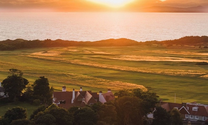 Gullane Maison | Spacious luxury 4-bedroom house steps away from Muirfield golf course