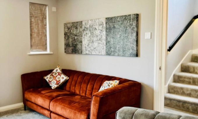 Colchester Maison | Spacious luxury home with garden & parking