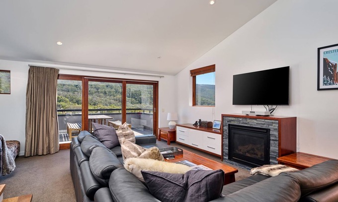 Thredbo Appartement | Spacious luxury in the village, gas fire, spa bath, Foxtel, expresso machine, BBQ & private Balcony