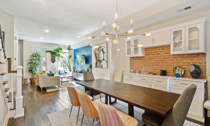 Trinidad Maison | Maison en rangée spacieuse et luxueuse de 3 chambres à 6 pâtés de maisons de la rue H et du marché de l'Union !!!