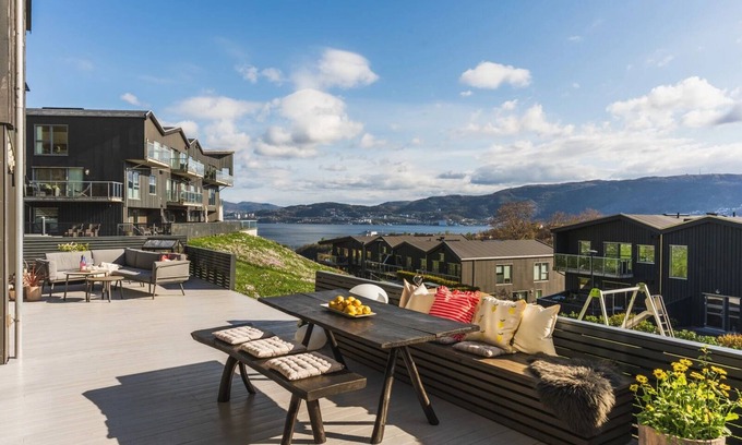 Laksevag Appartement | Spacious Luxury, Terrace + Parking