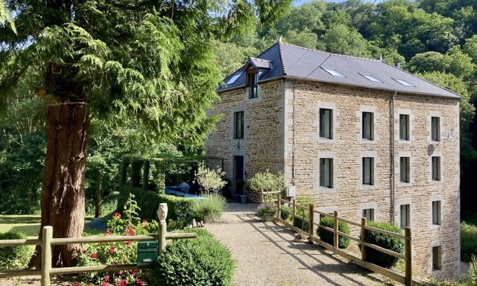 Saint-James Maison | Moulin à eau de luxe spacieux, près du Mont St Michel, boisé par le ruisseau, adapté aux enfants