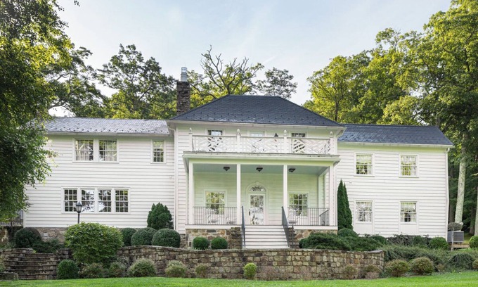 Hot Springs Maison | Spacious Manor 1.5 mi to Omni Homestead w/ Access to Hot Tub, Fitness Rm & Pool