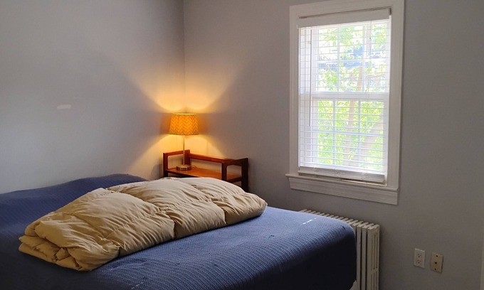 Burleith - Hillandale Lit Et Petit-Déjeuner | Spacious Master Bedroom, attached bath. Six blocks to Georgetown U. USD 2000