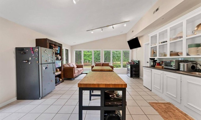 Southern Pines Maison | Spacious Master Bed & Bath for rent in Southern Pines with WiFi and AC