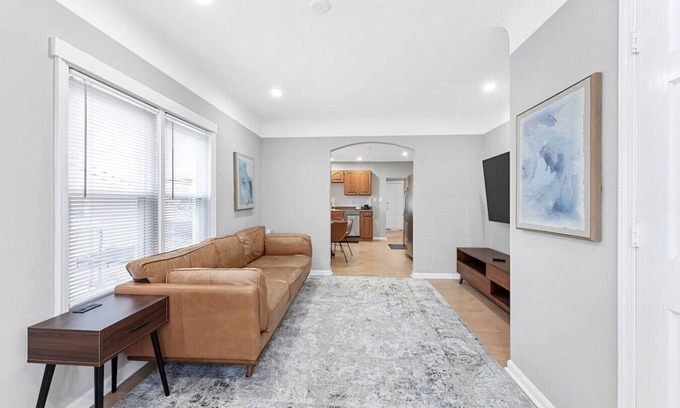 Wyandotte Appartement | Spacious Mid Century Modern 1 Bed 1 Bath 65" TV